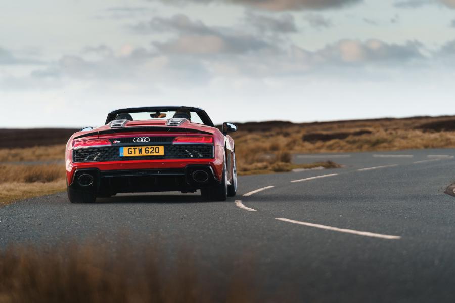  Audi R8 V10 Performance Spyder 2019 года  (UK) (фото 29 из 40)